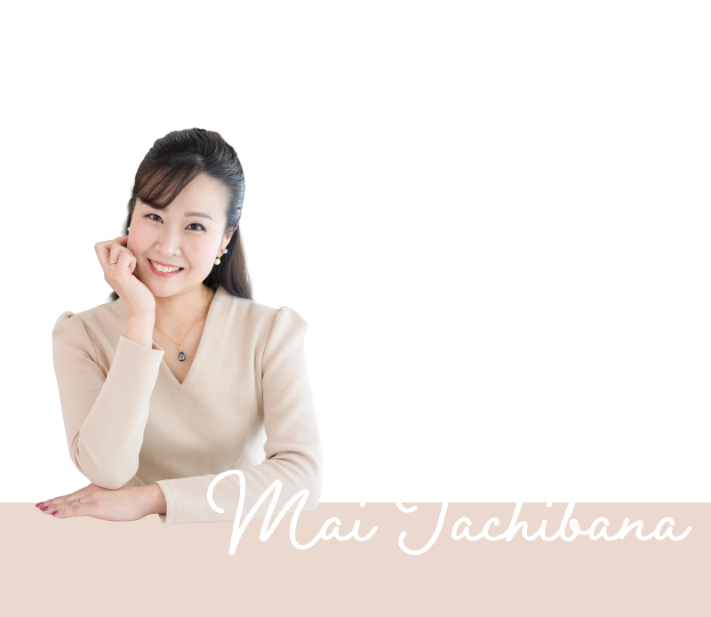 立花 舞のポートレート。右下ベージュ帯に斜めサイン