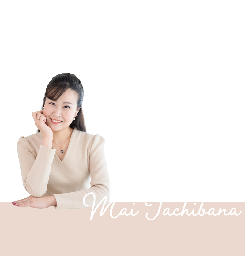 立花 舞のポートレート。右下ベージュ帯に斜めサイン